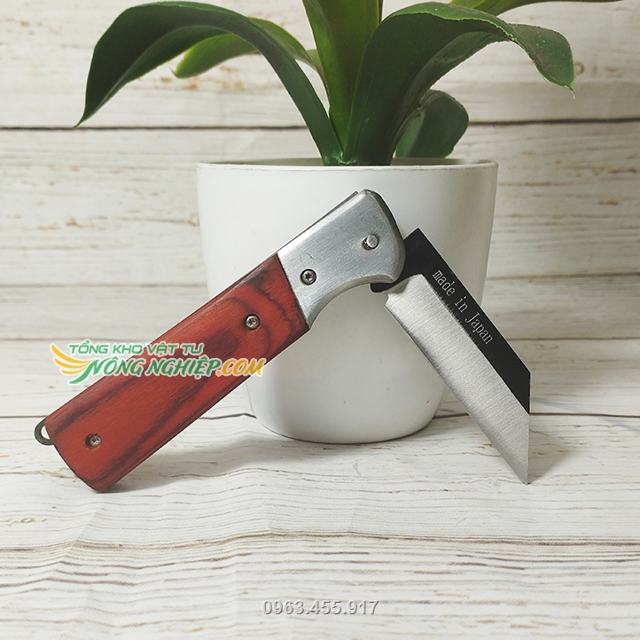 Chuôi dao được bọc gỗ và cố định bằng vít chắc chắn Dao ghép cây Nhật Bản