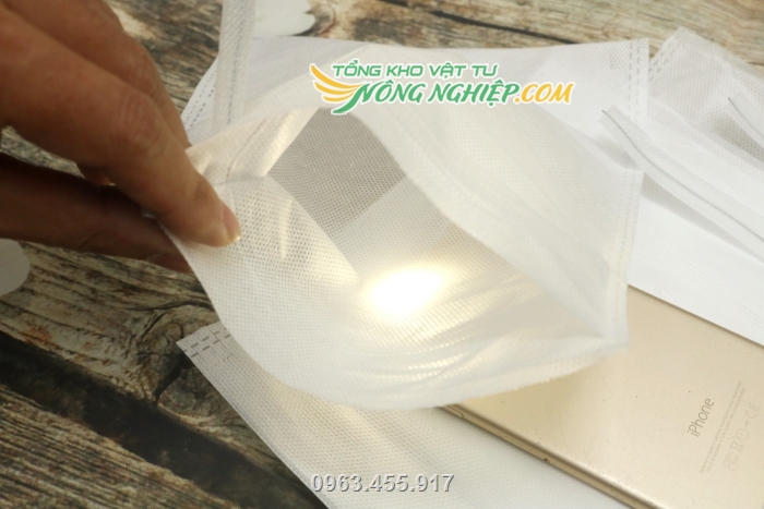 Túi có màu trắng nên giúp trái dễ dàng hấp thụ ánh sáng mặt trời