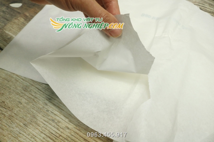 Túi được làm bằng chất liệu giấy sáp trắng 1 lớp không gây bí nóng trái