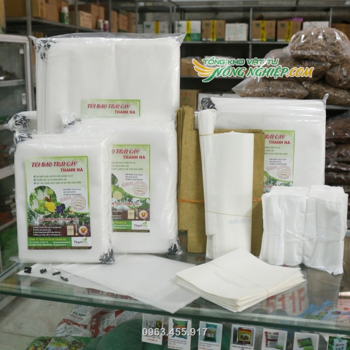 Túi giấy sáp được bày bán với các loại túi khác trong nhiều cửa hàng