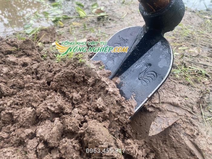Cuốc đào đất chuyên dùng để làm vườn, làm đồng