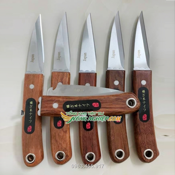 Lưỡi dao được làm từ thép trắng không gỉ cao cấp