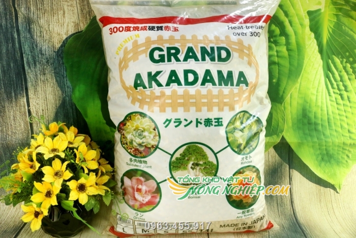 Đất trồng Akadama size M được đóng trong bao có khối lượng 14L
