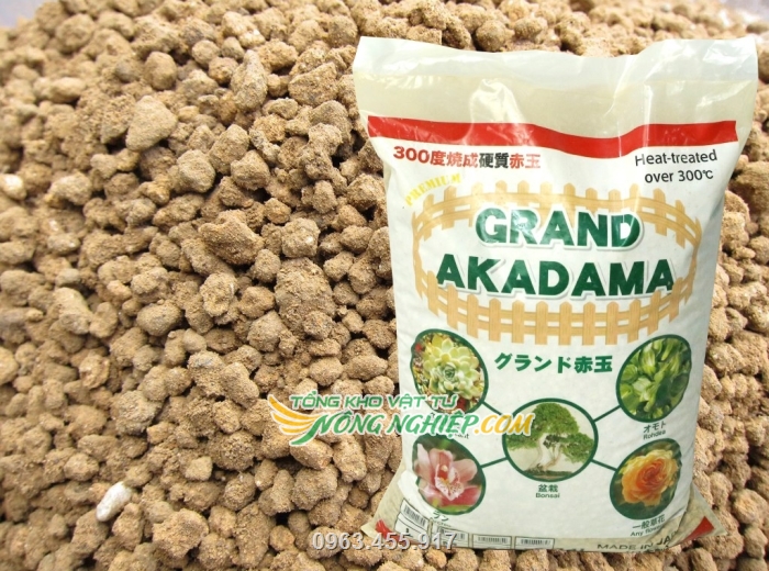 Akadama là loại đất nung hạt tròn nhỏ màu nâu có khả năng hấp thụ nước rất tốt