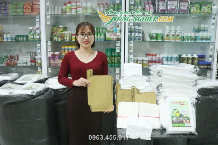 Túi được bày bán cùng nhiều sản phẩm túi bao trái khác của Thanh Hà