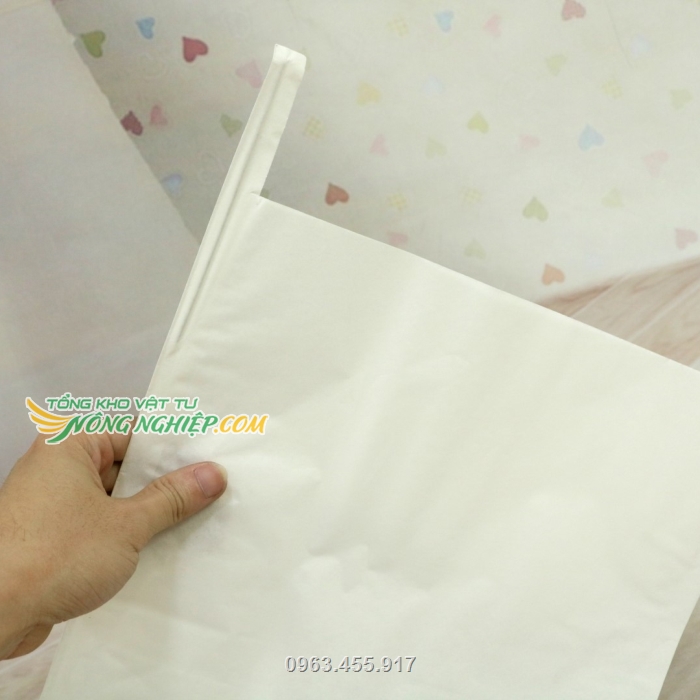 Túi được làm bằng chất liệu giấy sáp, sử dụng dây kẽm cố định túi