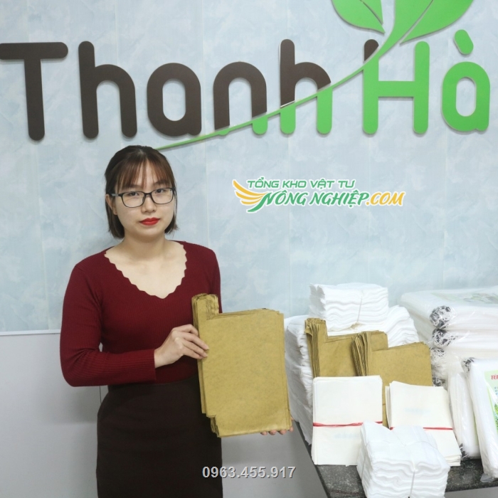 Túi được bày bán cùng nhiều sản phẩm túi bao trái khác của Thanh Hà